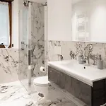 Golden Panorama Apartment *