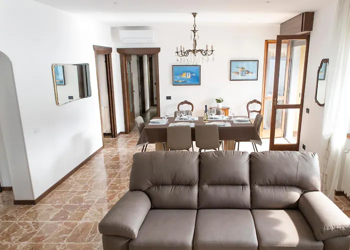 Golden Panorama Apartment *